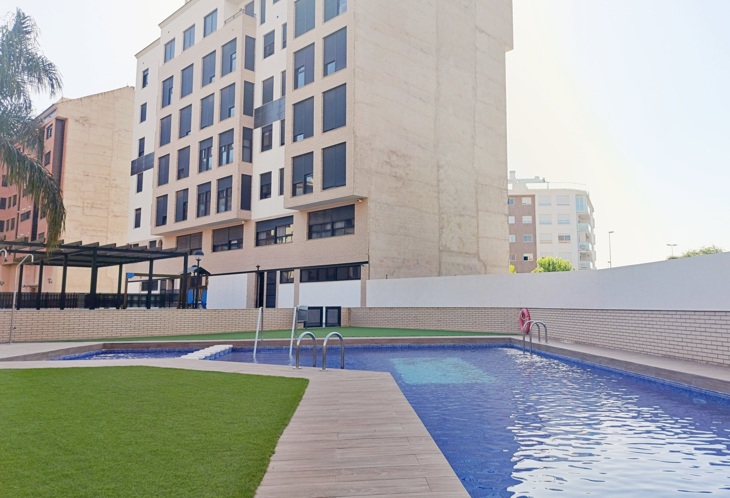 Vista del edificio y piscina